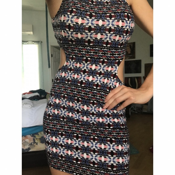 🌟GEOMETRIC PRINT CUT OUT DRESS 🌟 - Picture 4 of 5