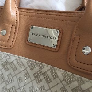 TOMMY HILFIGER TOP HANDLE BAG