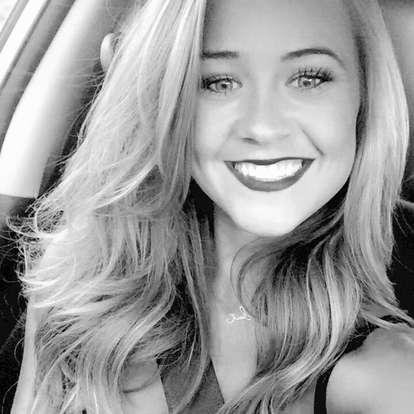 ✨Meet your posher, Sarah! - Picture 5 of 5