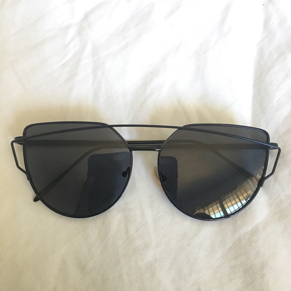 💕CUTE BLACK SUNNIES💕