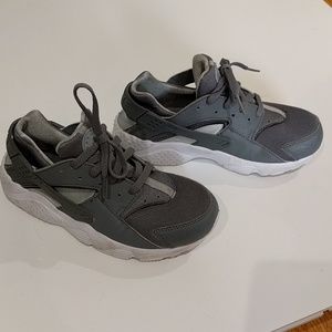 Nike boys Huarache run shoe