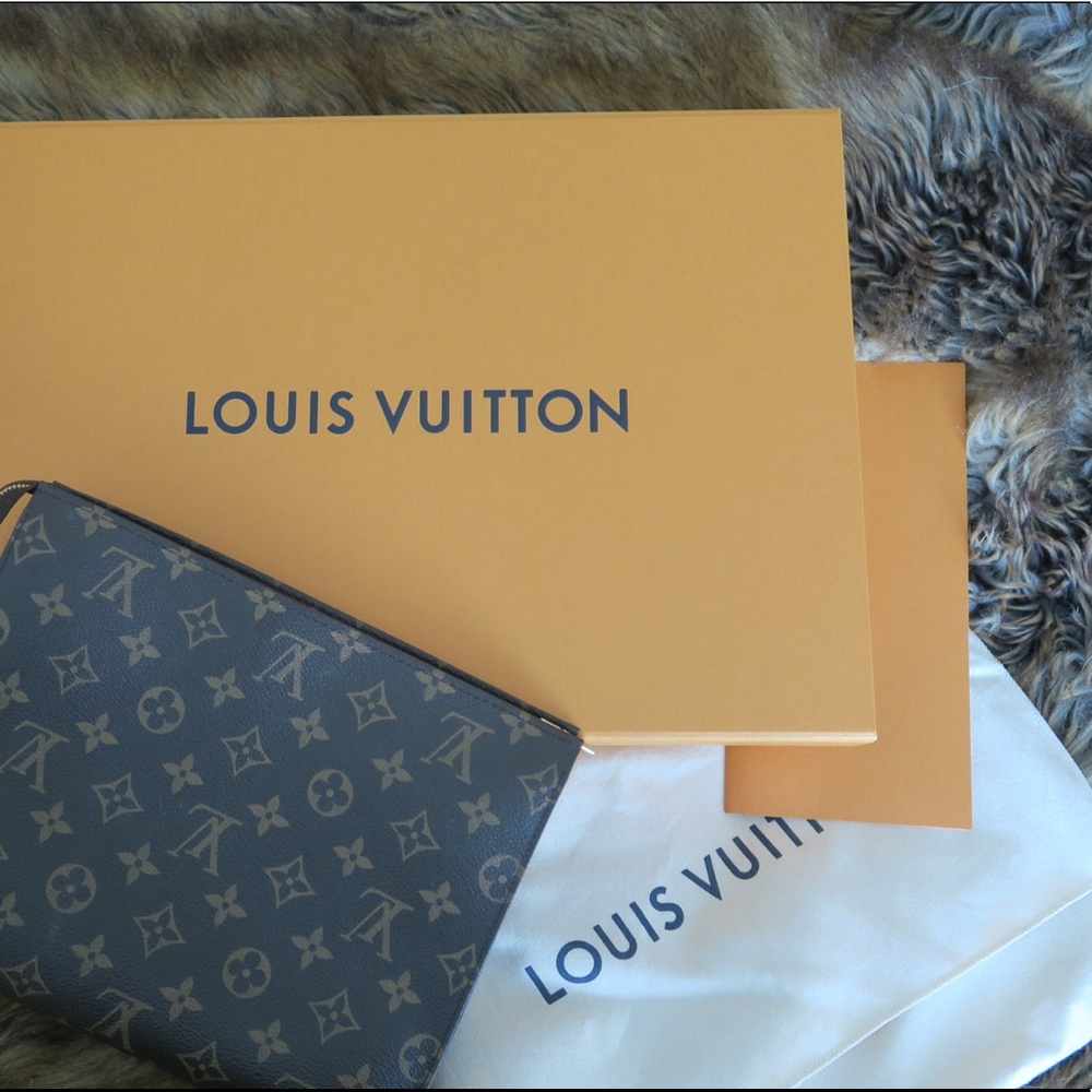 Monogram Louis Vuitton Toiletry 26 - Like New!
