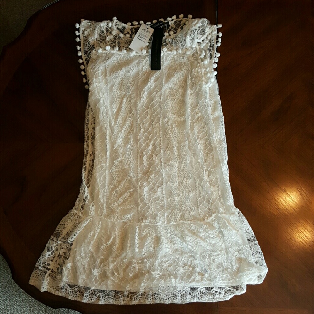 Sleeveless lace dress