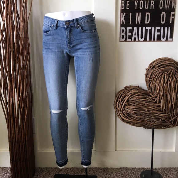Jennifer Lopez Denim - Jennifer Lopez light wash distressed skinny jeans