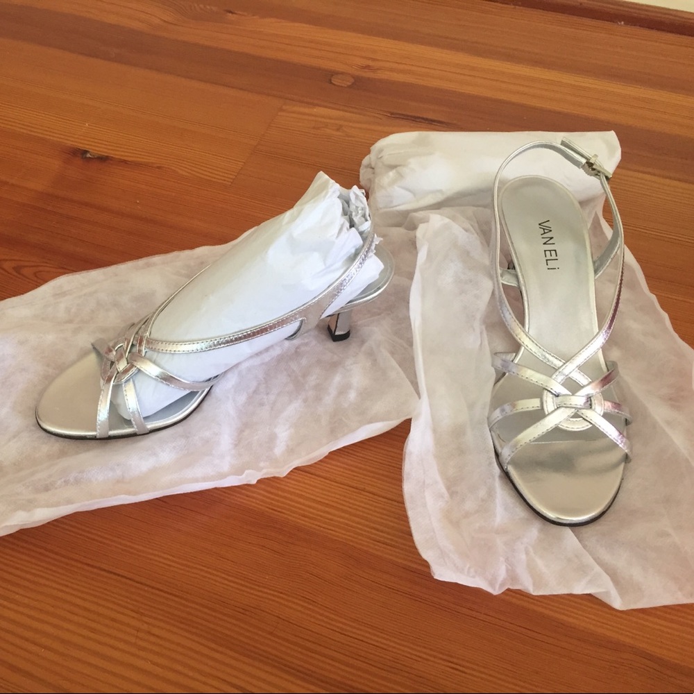 🌟BRAND NEW🌟 Vaneli Silver Metnappa heels