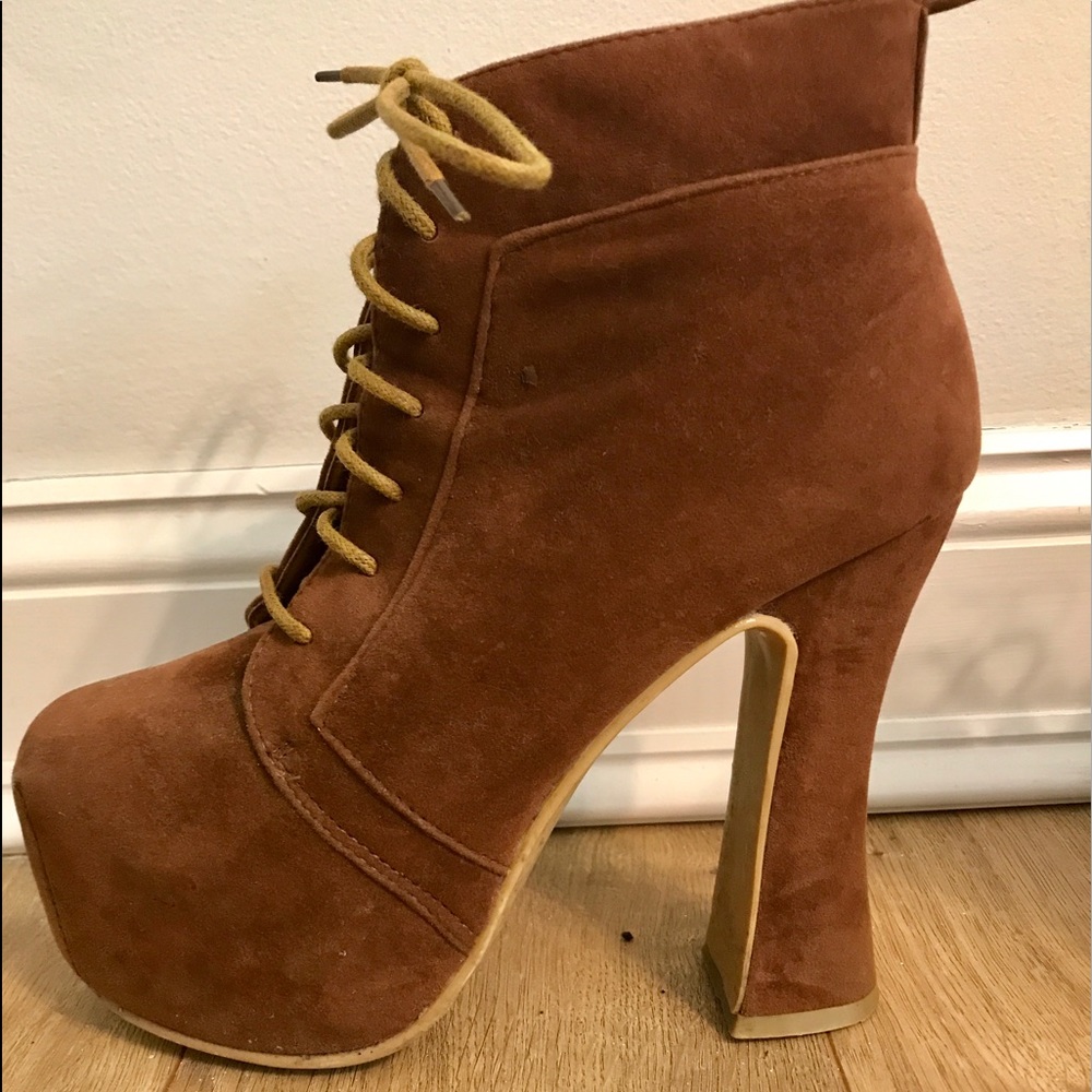 Retro, chunky bootie-heels