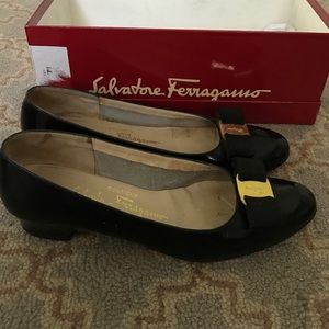 Salvatore Ferragamo Vara Pumps Guc size 8 width A4