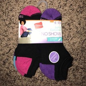 Hanes 6 pack socks. Shoe size 5-9 no show.