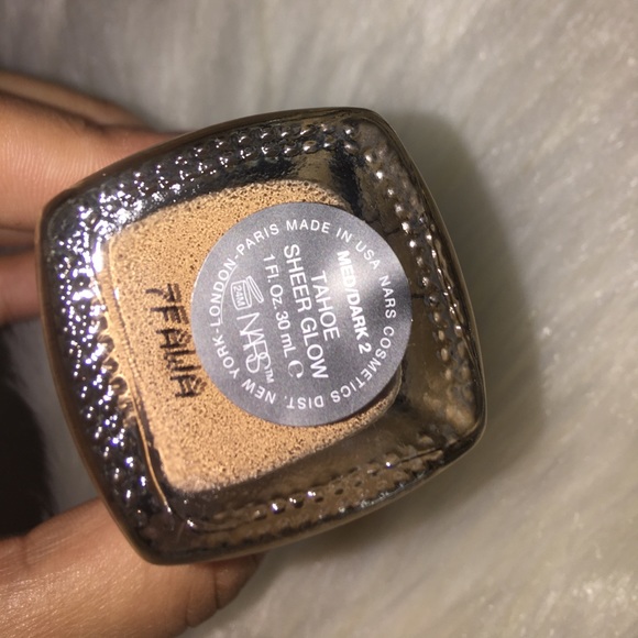 NARS Sheer Glow Foundation: MED/DARK 2 TAHOE - Picture 4 of 6
