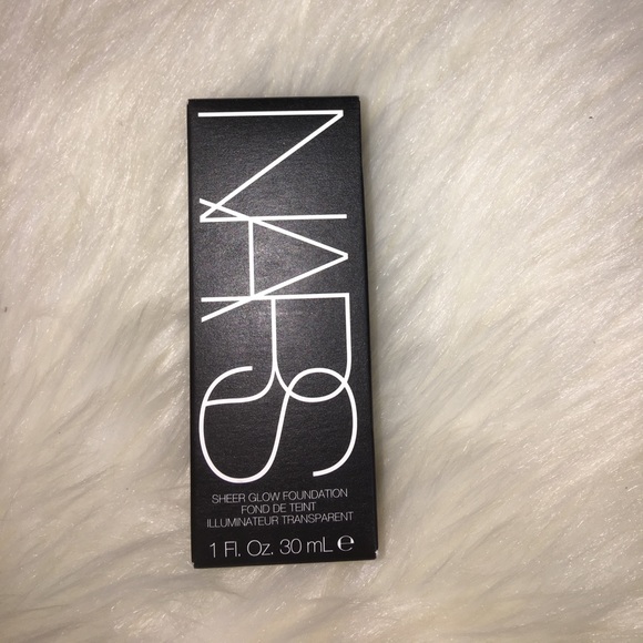 NARS Sheer Glow Foundation: MED/DARK 2 TAHOE - Picture 2 of 6