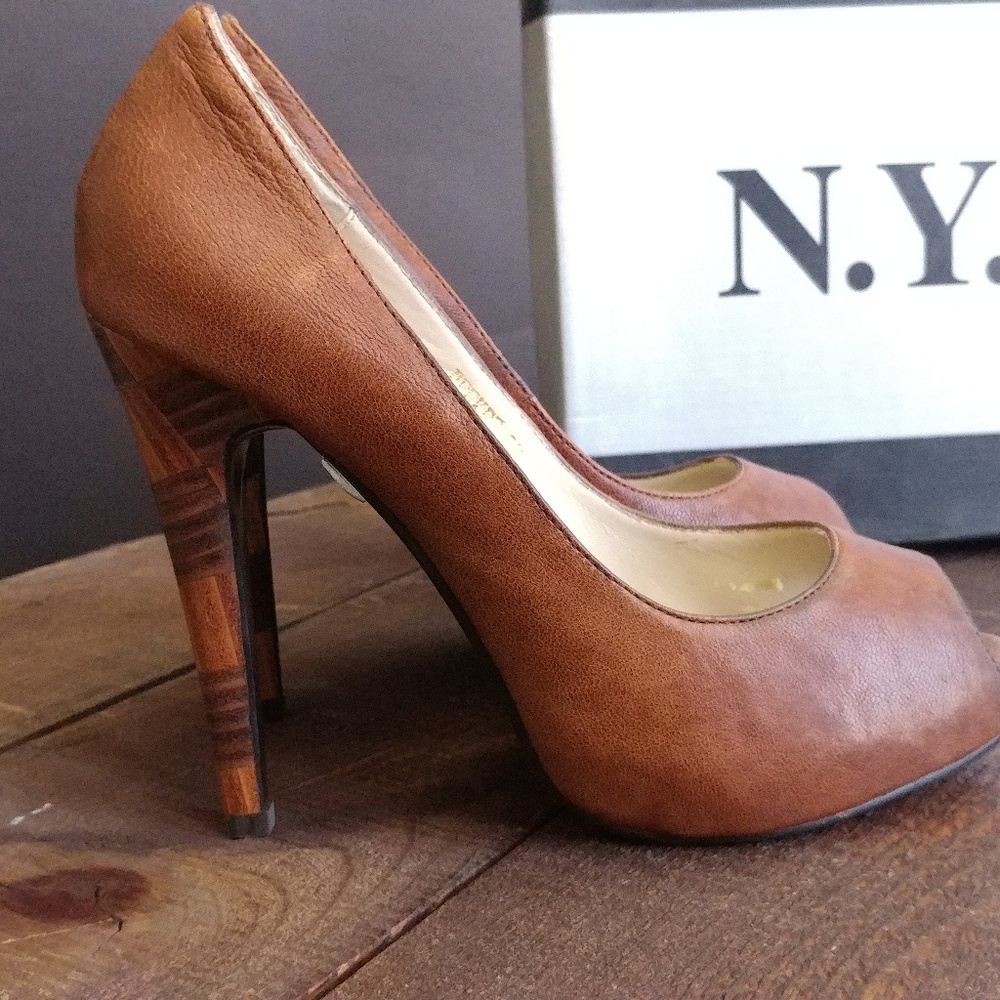 Women shoes NYLA Peeker leather peep toe pumps
