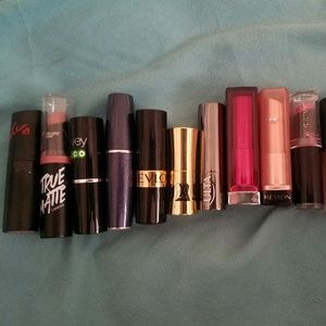 HUGE LIPSTICK BUNDLE