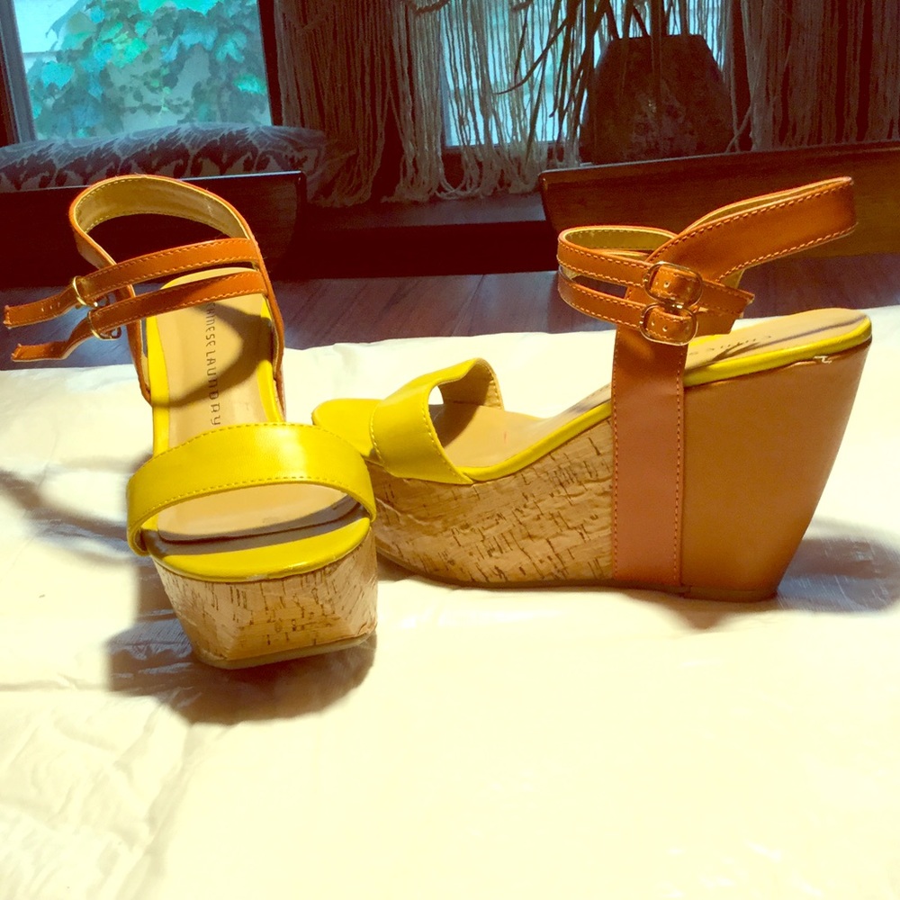 Like new mustard sandle