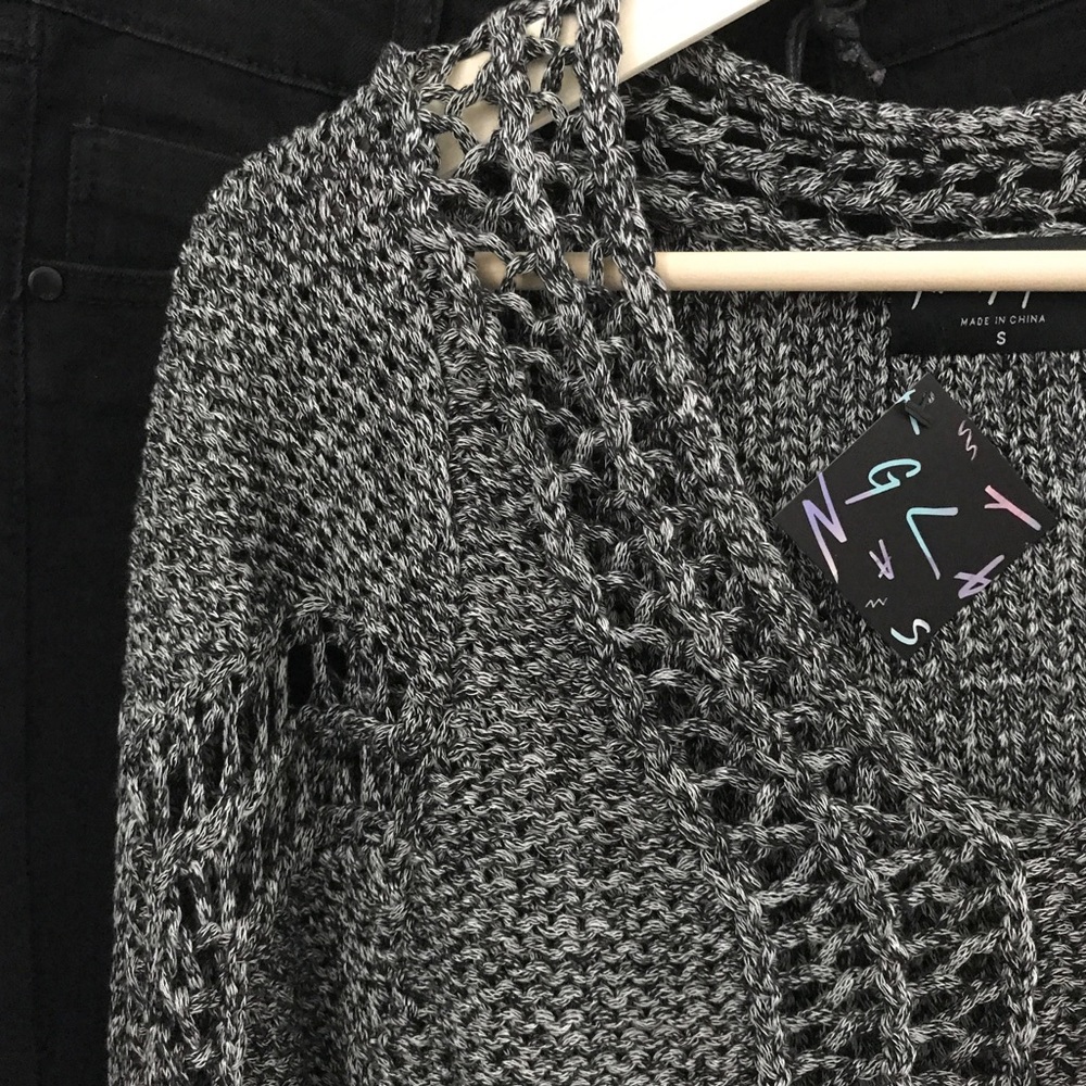 Cutout Knit Cropped Sweater - Picture 6 of 7
