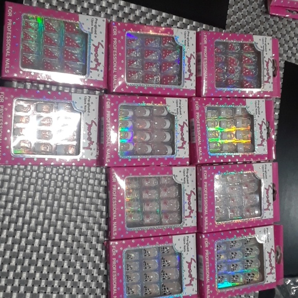 Selling pre-glued 12 pcs Nails! - Picture 1 of 4