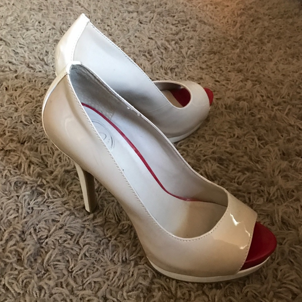 Cream with red on the toe Jessica Simpson heels 👠