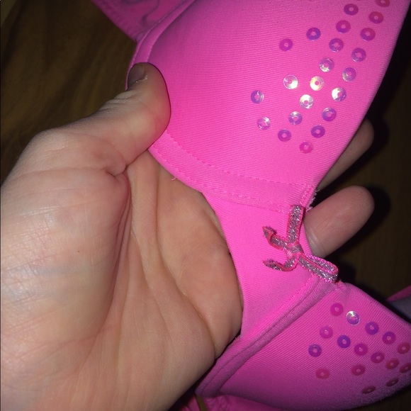 A hot pink size 30A bra - Picture 3 of 4