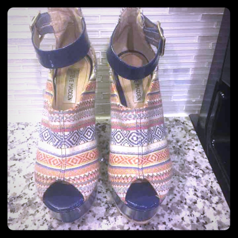Steve Madden Aztec wedges size 7