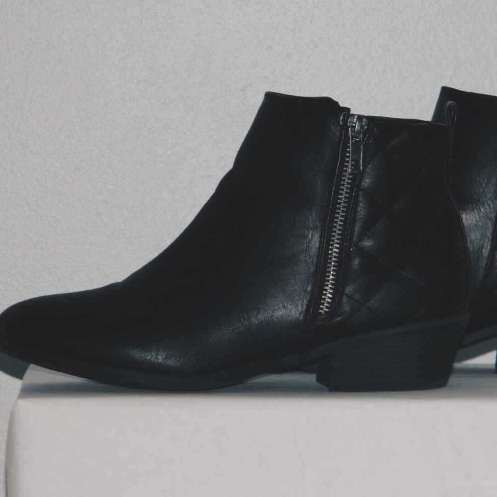 Simple black booties❣️