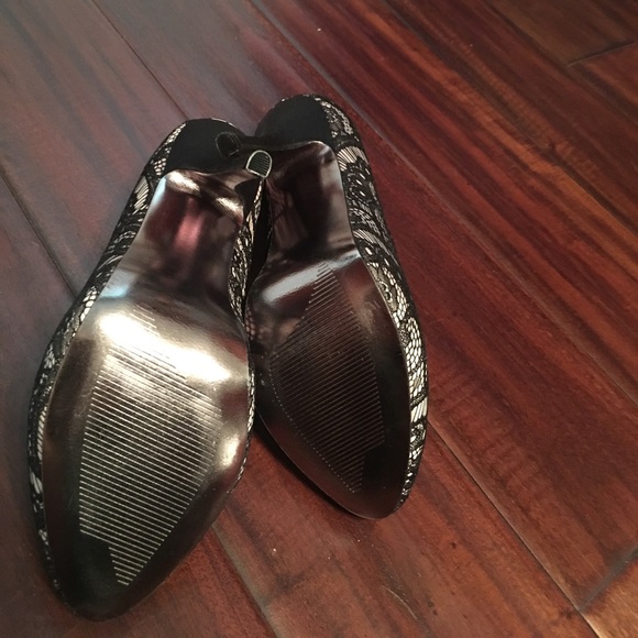 SOLD BNWOB Steve Madden lace pumps - Picture 3 of 4