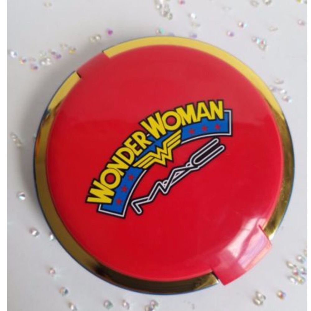 MAC Wonder Woman Mineral skin finish