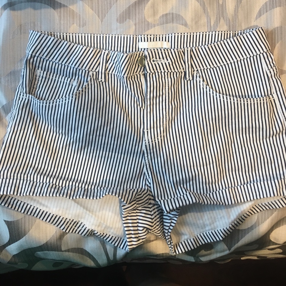 HM STRIPED SHORTS