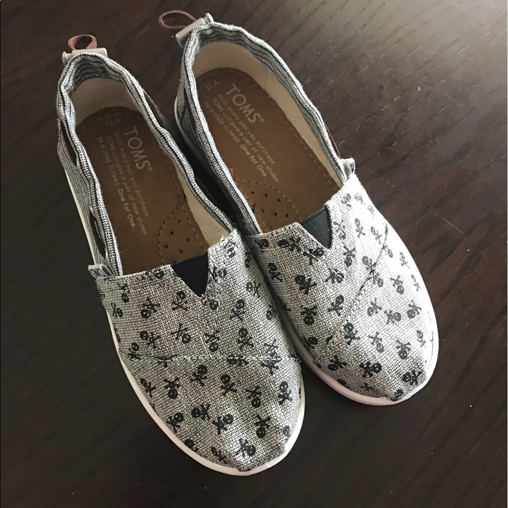BRAND NEW TOMS boy youth size 13
