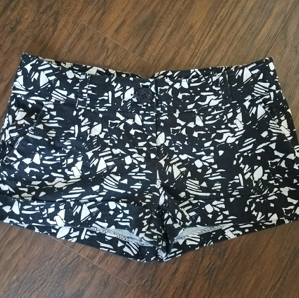 Medium Forever 21 black/white shorts