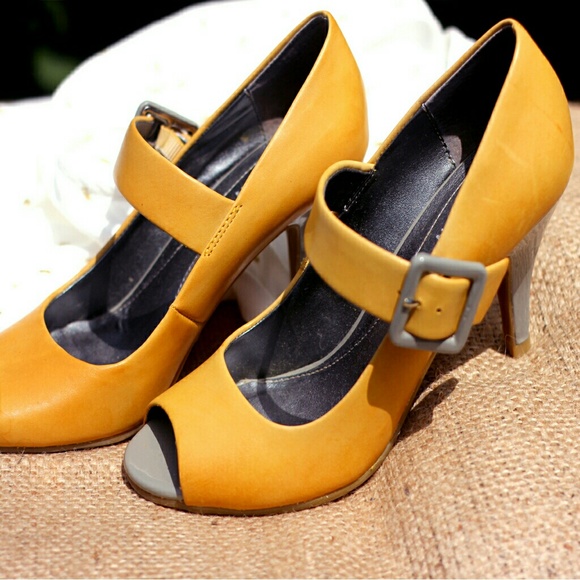 Kenneth Cole Reaction Shoes - YELLOW KENNETH COLE peep toe Mary Jane's Size 6.5