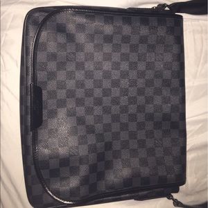 Auth Louis Vuitton Damier Graphite Messenger Bag!