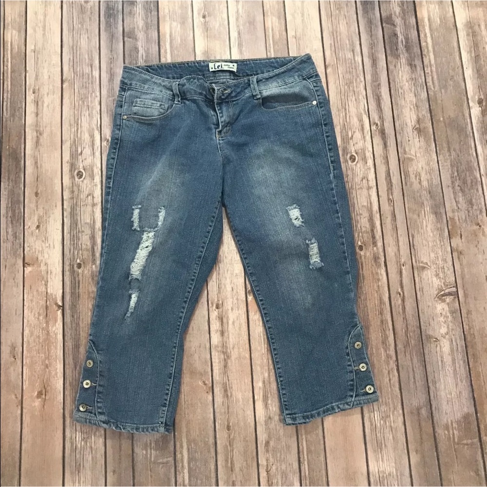 Cropped distressed capris