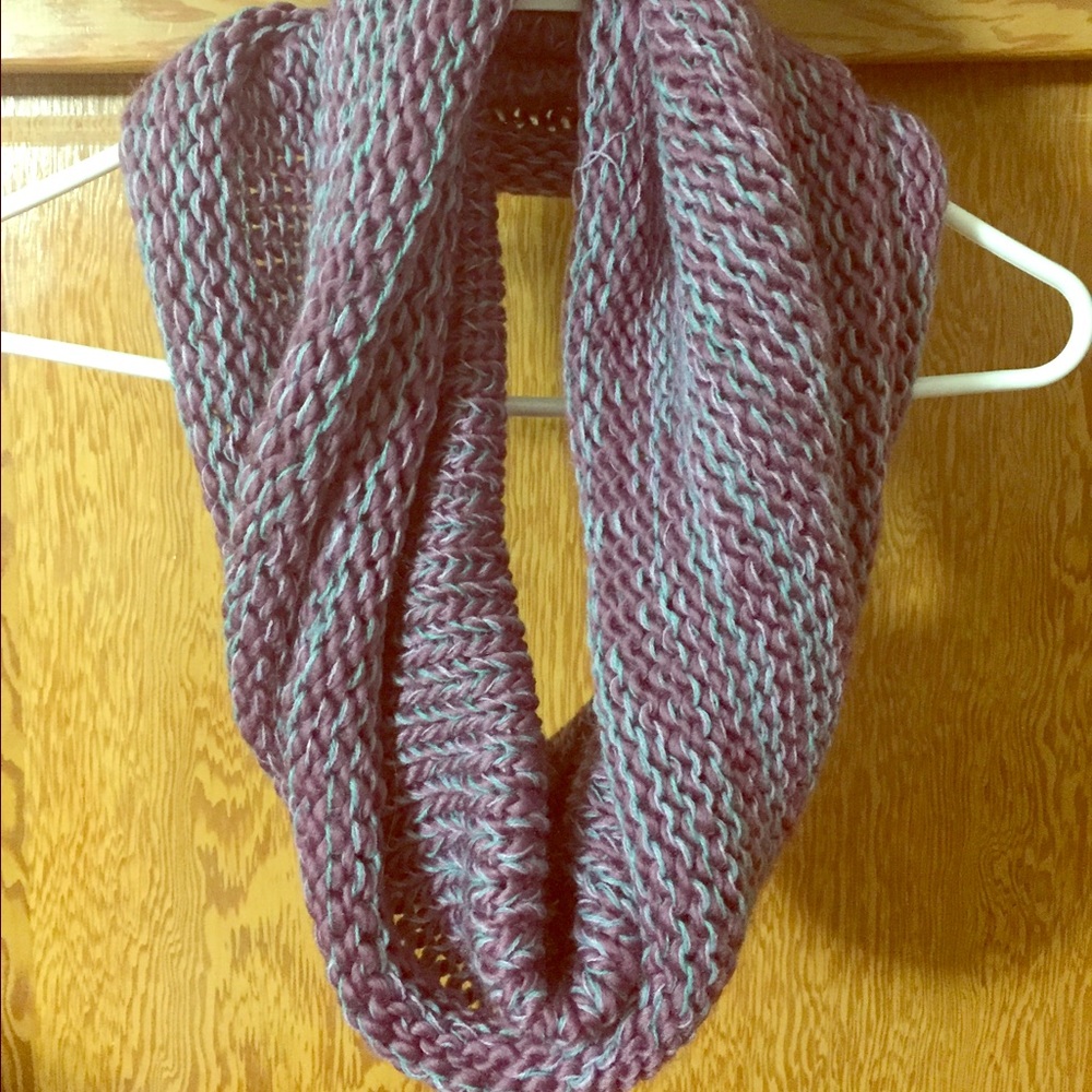 Knitted scarf.