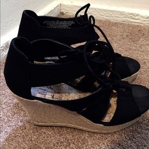 8 1/2 Merona Black lace shoes