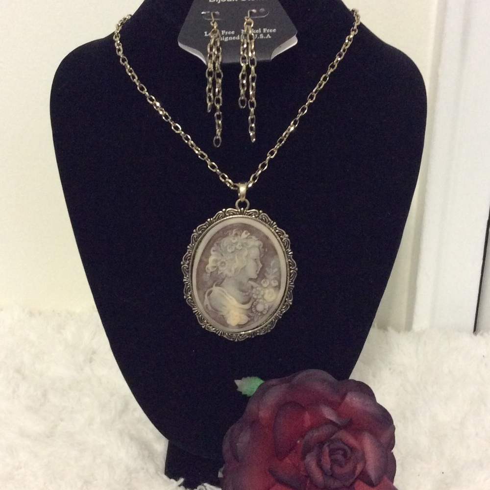 ๐Host Pickโญ๏ธ Vintage CAMEO Necklace & Earring Set - Picture 2 of 4