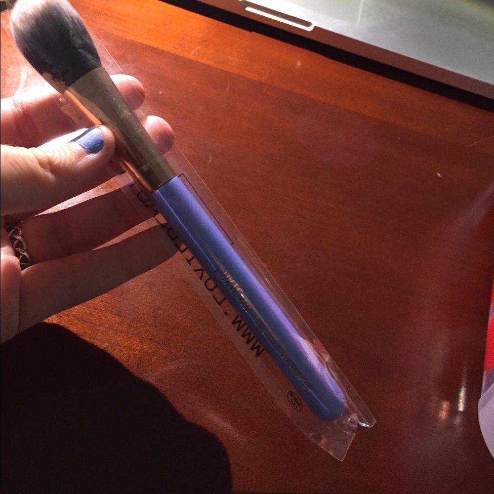 LUXIE Precision Foundation brush