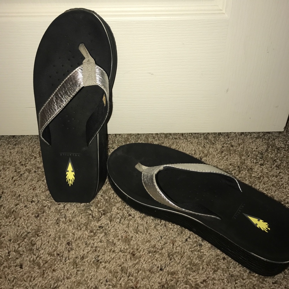 Volatile flip flops