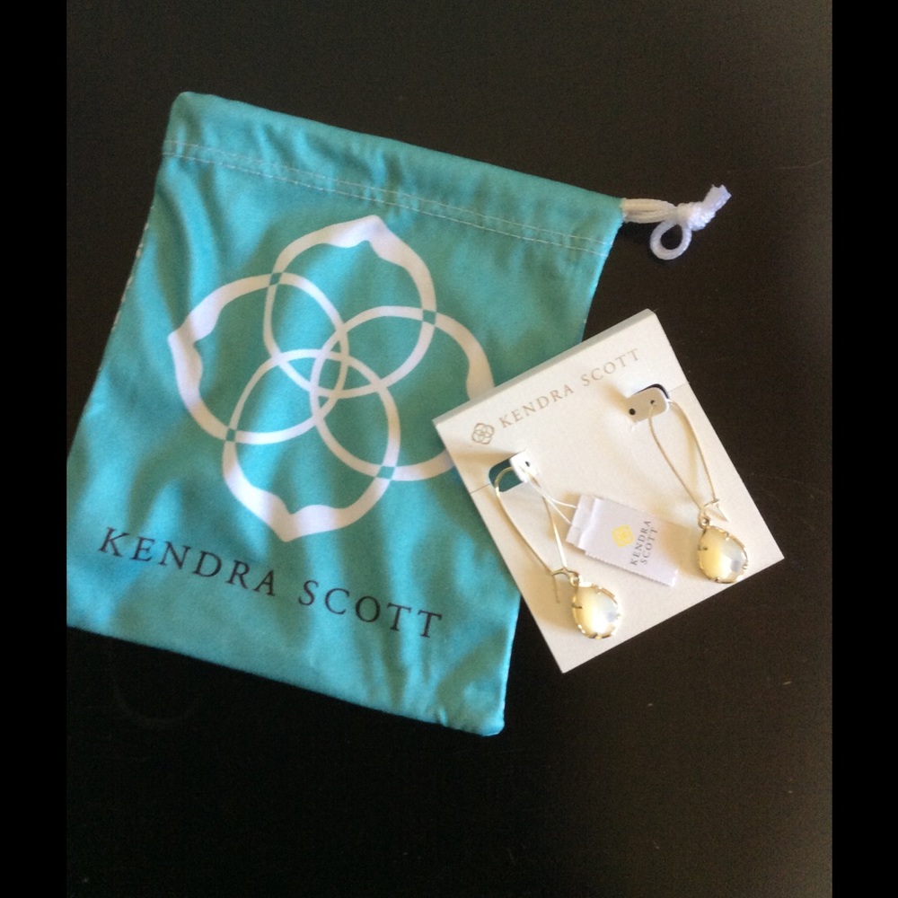 Kendra Scott Dee Drop earrings. BRAND NEW!