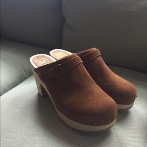 GAP clogs