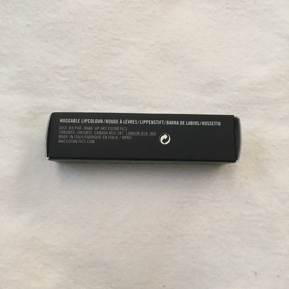 MAC huggable lip colour in red necessity - Picture 3 of 4