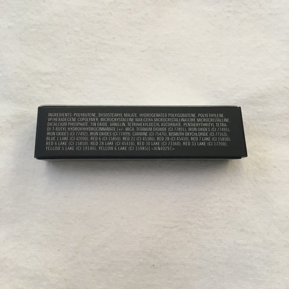 MAC huggable lip colour in red necessity - Picture 4 of 4