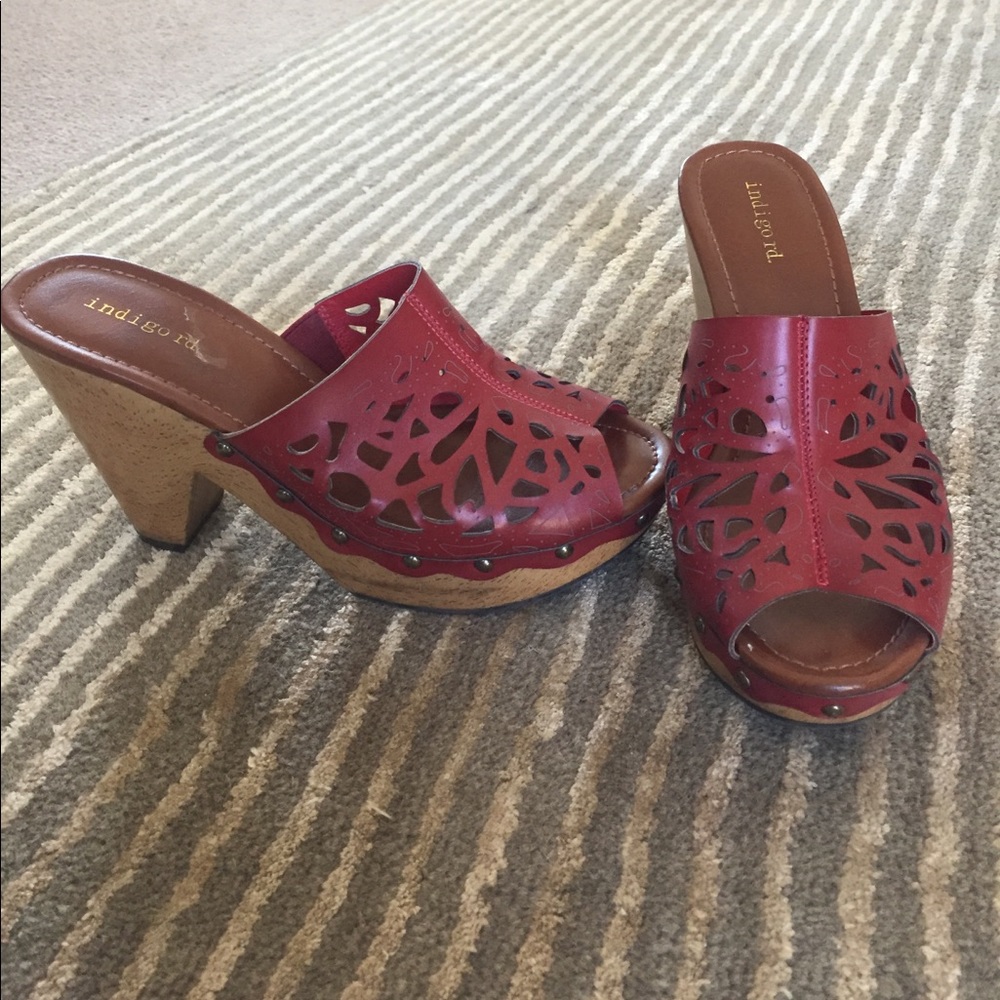 Super cute wooden heeled sandals!