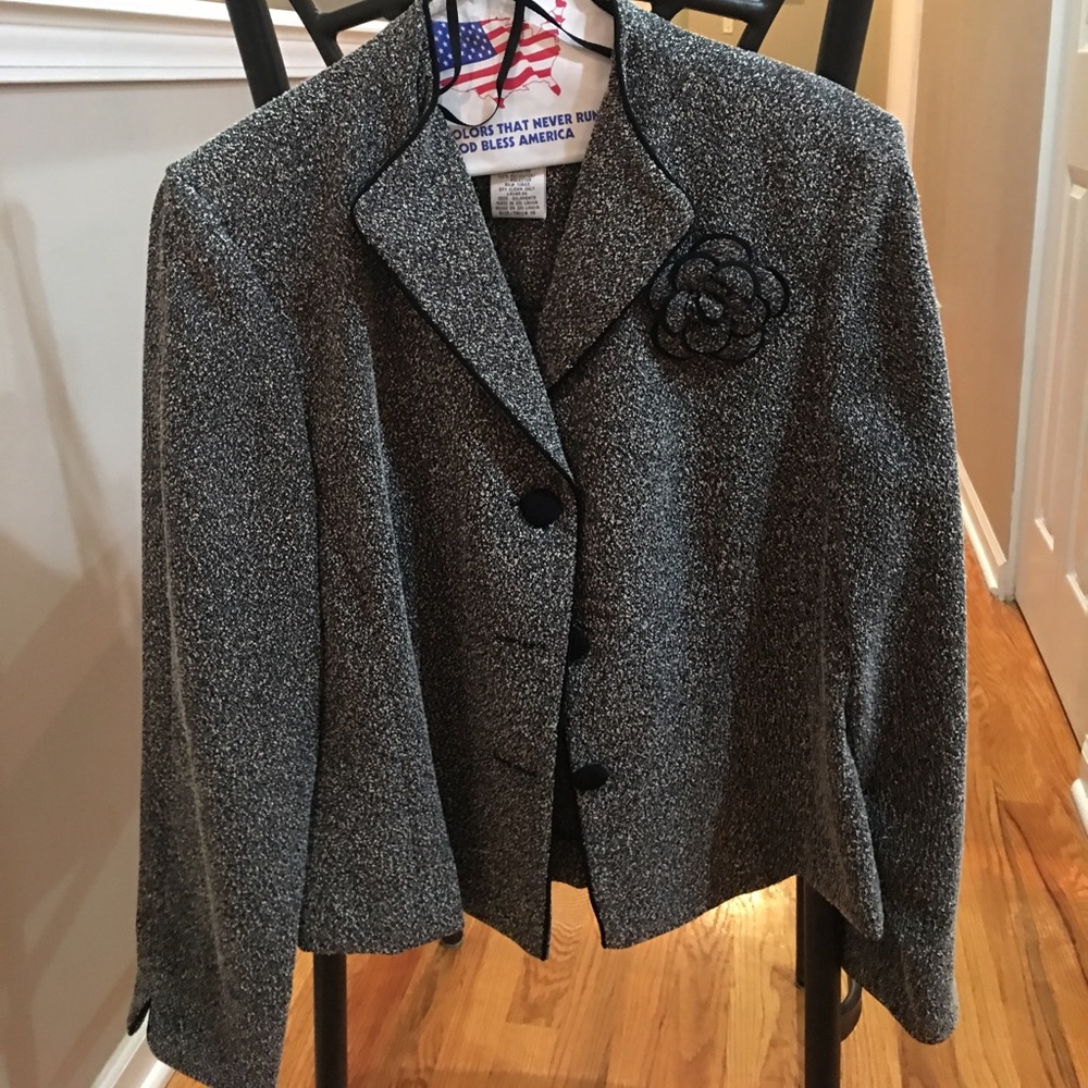 Stylish blazer jacket w/removable flower on it