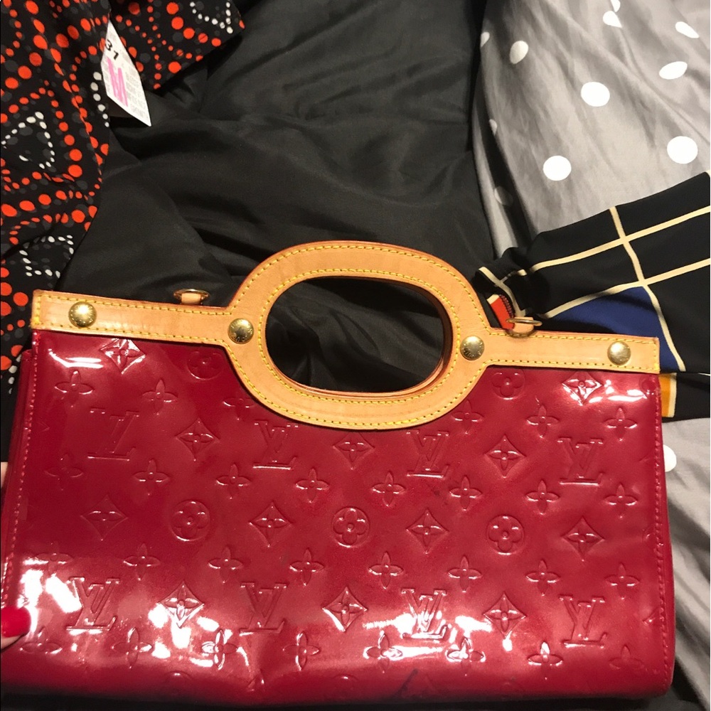 "LV" style shiny patent clutch