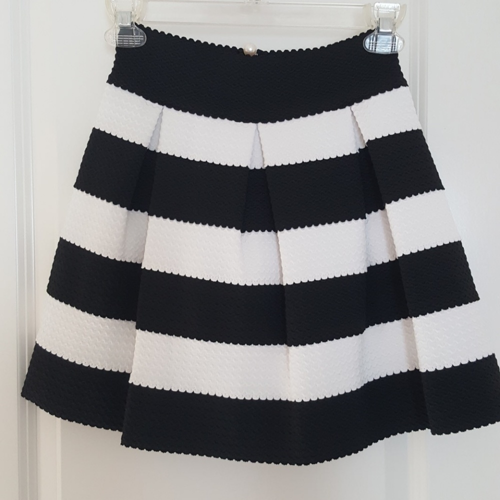 SOLD Black white chevron scalloped skirt