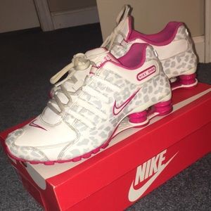 White and pink Nike shox nz with gray spots