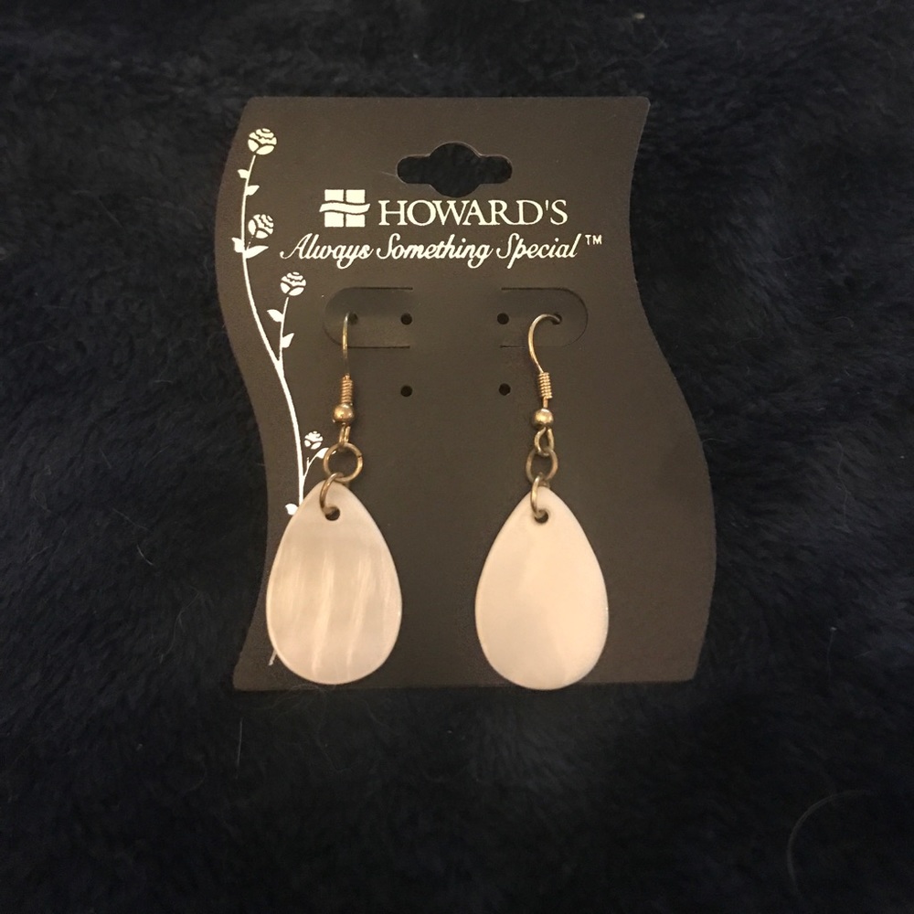 Pearly white earrings