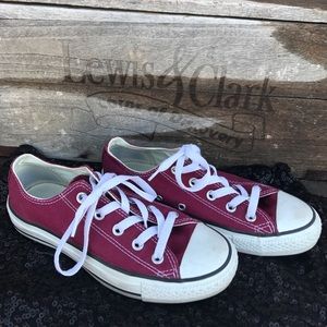 Maroon low top converse!