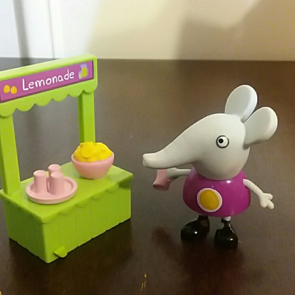 Emily Elephant lemonade stand off of pepper pig