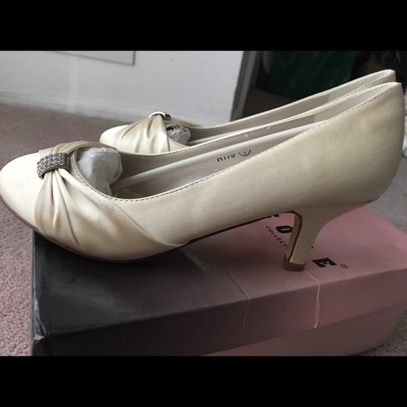 Ivory satin wedding shoes - Picture 1 of 2