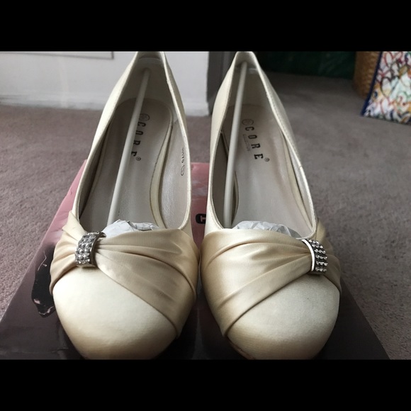 Ivory satin wedding shoes - Picture 2 of 2